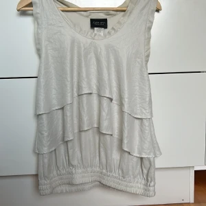 Topp - Fin grå/vit topp med volanger som sällan är använd😚🤍🩶