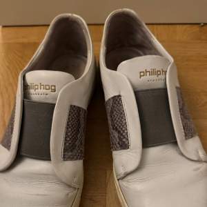 Vita sneakers med gråa detaljer från det svenska märket Philip Hog. Storlek 38