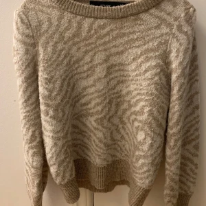 Stickad beige Zebra tröja - Tröjan är noppig men tror det ska gå bort med noppmaskin, storlek S. Köpte ny för typ 2,5 år sedan från Vero Moda💞
