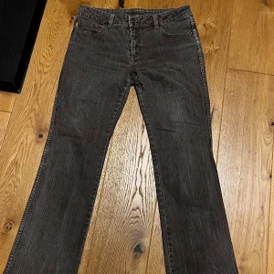 Flash jeans - St : 42L Passar mig i längden som är 178. Köpare står för priset