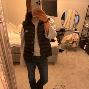 Moncler väst  - Säljer min moncler väst som är i fint skick 😊 Såklart äkta, skriv privat för äktehetsbevis 🫶 Storlek 4, passar mig bra som vanligtvis bär S 
