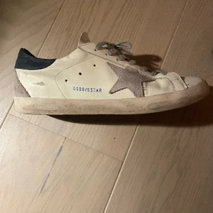 Golden goose skor - Storlek 43 ganska använda men ändå bra skick. Öppen för byten
