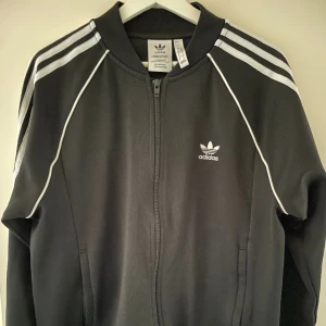 Adidas Originals - SST Track Top - Adidas Originals Track Top i fint skick, endast användts ett par gånger. Nypris 799kr.  Storlek: Large  Färg: Prime Blue 