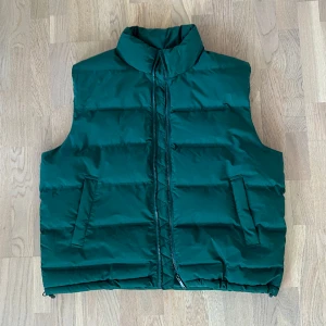 Weekday Puffer Jacket Vest  - Väst från Weekday. Nyskick, aldrig använd. Storlek XL Herr. 