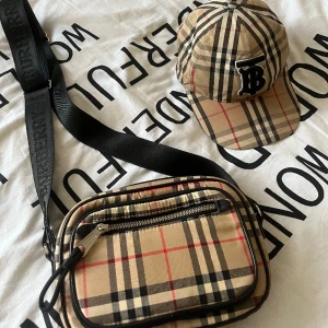 Burberry  - Burberry Keps-1,7 ~~~~~~~~~~~~~ Burberry Väska-3,2 ~~~~~~~~~~~~~ Ifall du vill ha fler bilder så bara hojta till fixar vi det🖤💯