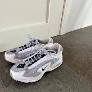 Säljer ett par Air Max trixa från Nike  - Andvända 2 gånger och i väldigt bra skick, tvättas innan köp, små i storleken, har själv 40 i vanliga fall men det är 40,5 i dem så borde passa mindre fötter också. 