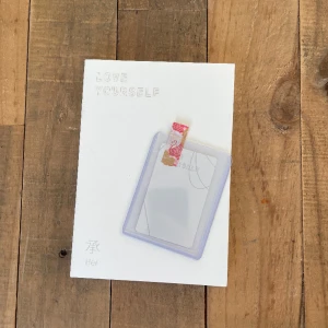 Bts - Love Yourself - Love Yourself - Her, 1 photocard ingår. Köpare står för frakt, skicka dm om du har några frågor! <3