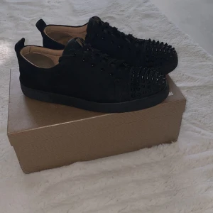 Christian Louboutin skor - Säljer för dem passar inte mig längre. Ett par riktigt stiliga Christian  Louboutin skor. Det är storlek 42/43. Mitt pris är bara 1099kr