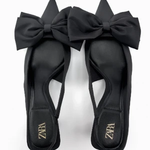 Klackskor från zara  - Säljer dom här super söta klackarna från zara! Aldrig använda då de va förstora för mej💕De är i storlek 36 men skulle säga att de är mer som 37