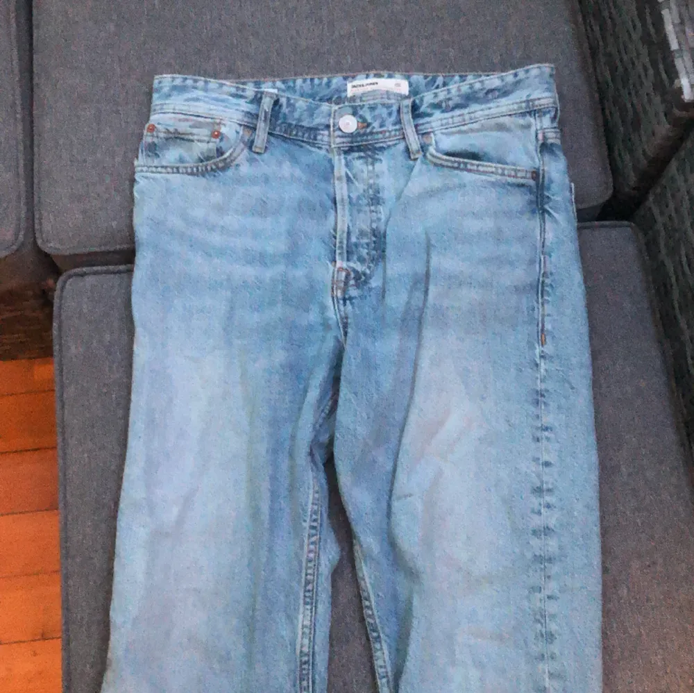 Ljusblåa Jack and Jones jeans i passformen loose/chris men sitter mer som baggy. Säljer för att de blivit lite för små, cond - 8/10.. Jeans & Byxor.