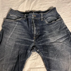 Low straight jeans - Lågmidjade jeans från gant, lite slitna längst ner men inget man tänker på