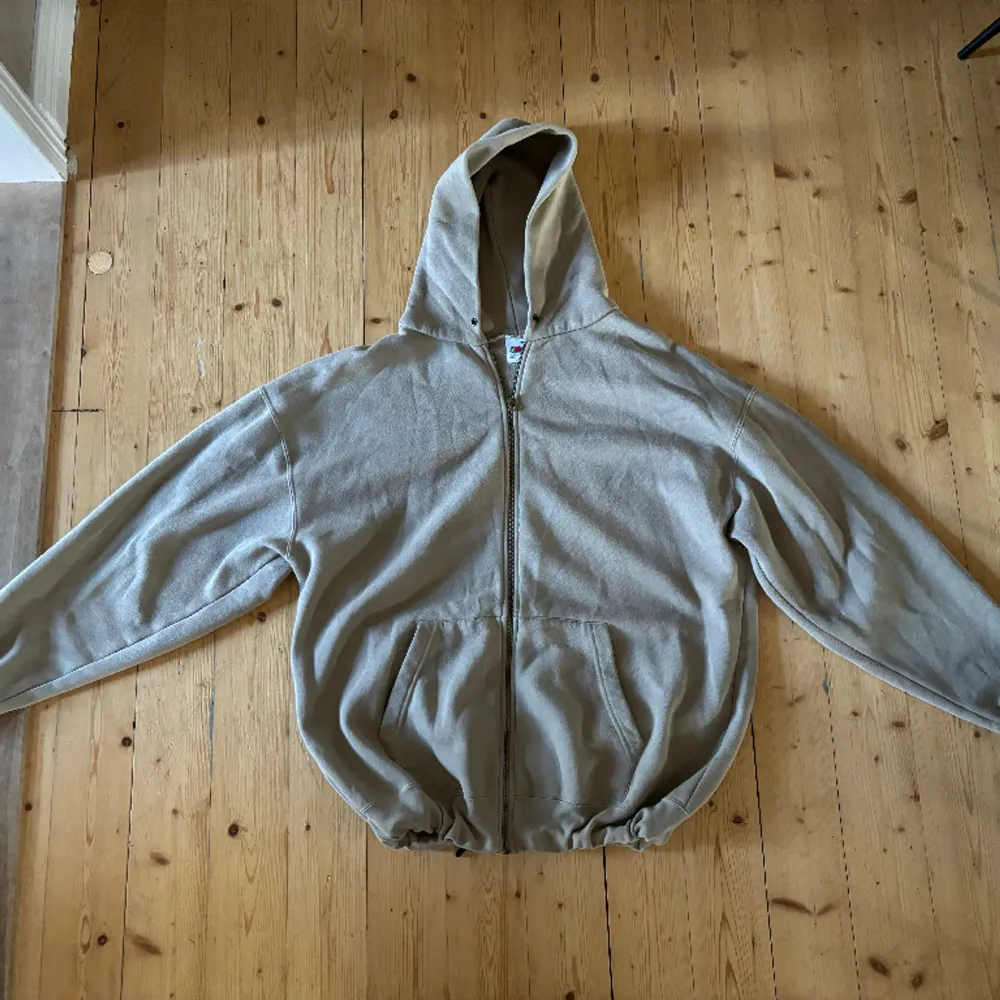 Perfekt passform Skönt material Har fixat ett snöre i midjeremmen så den går att croppa Står XXL men sitter mer som L eller XL Är exakt som en Russel Athletic zipup fast utan märket. Hoodies.