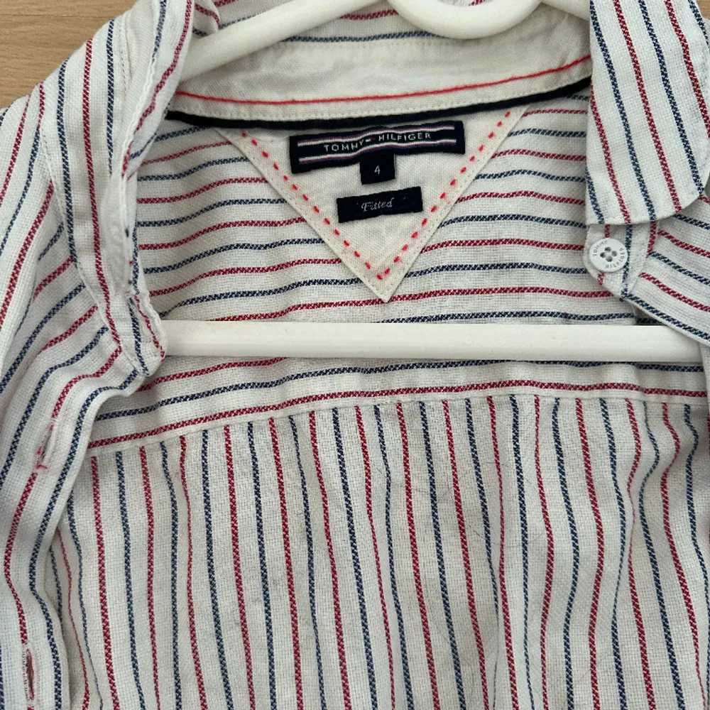 En Tommy hilfiger skjorta köpt på NK använd 2 gånger är i fint skick. Skjortor.
