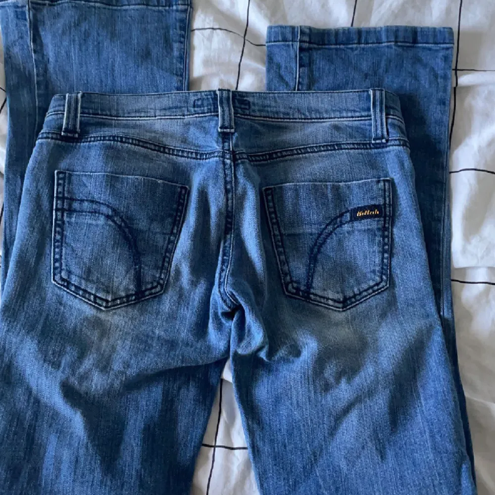Ett par snygga low waist bootcut jeans jag säljer för att de är för långa. Jättefint skick och synd inga defekter. Aldrig använda.. Jeans & Byxor.