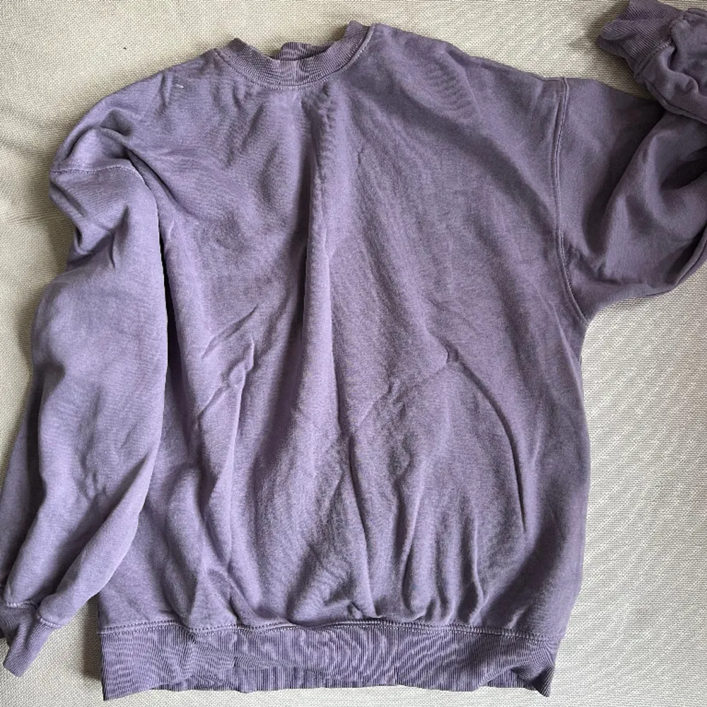 Lila sweatshirt i storlek xs från HM. Är oversized i modellen så passar även en s/m beroende på hur man vill att den ska sitta. Tröjor & Koftor.