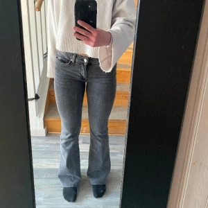Jeans  - Säljer dessa snygga low waist jeans från Gina Tricot. De är använda 3 ggr ungefär så i nyskick. Storlek 34 men uppsydda så det passar mig som är 163cm. 