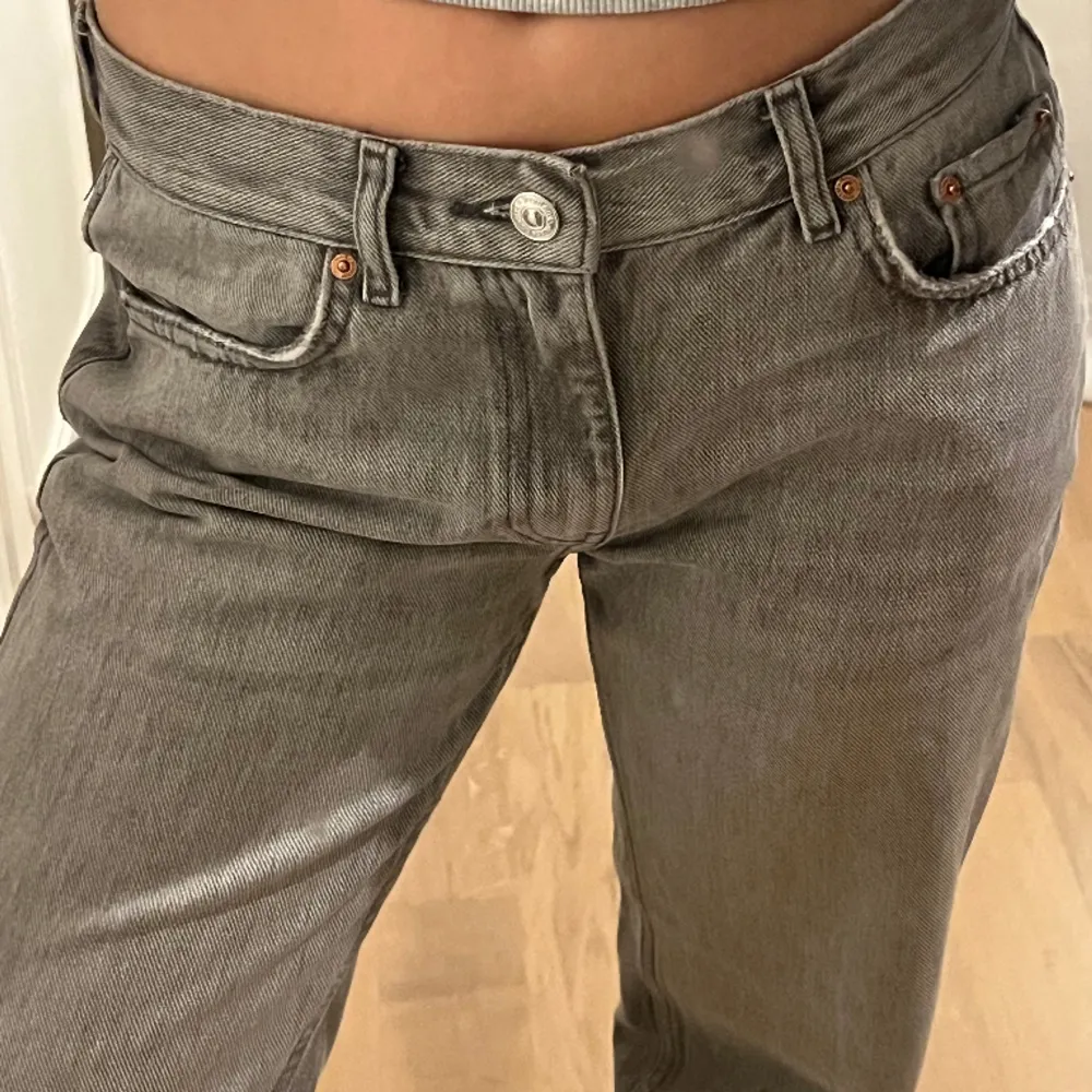 Gina tricots lowrise  jeans som varit super populära, super skick utan defekter. Tyvärr alldeles för långa på mig (160) och därför säljer jag dem. Org pris: 500kr. Jeans & Byxor.