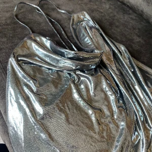 Metallic party top y2k  - Draperad festtopp i färgen krom/silver. Storlek L, men går att anpassa passformen med en diskret säkerhetsnål. Toppen påminner om vatten 🌊 Bra skick!