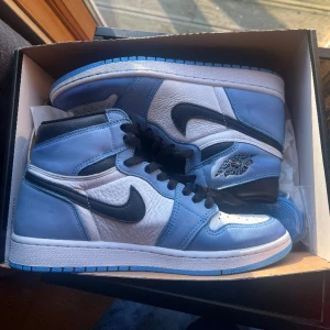 Jordan 1 High University Blue - Nya skor använda 2 gånger säljes pga ingen användning av dem. Som nya medkommer låda och blåa skosnören. 🩵