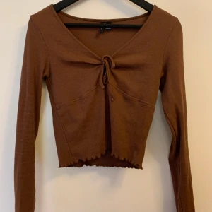 Brun långärmad tröja - Jätte söt långärmad tröja från Vero Moda. Används tyvärr inte längre💓