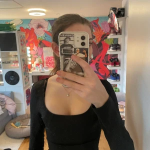 Svart tröja  - Säljer svart urringad tajt tröja som endast är testad! Säljer då jag inte tyckte jag passade i den