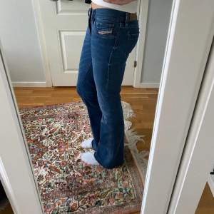 Trendiga flare/bootcut jeans som dessutom är low waist. Midjemått 74cm, innerbensmått 76cm