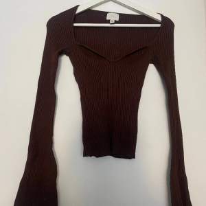 säljer en jättefin brun tröja från hm i bra kvalite❤️ använd ett fåtal gånger och sitter jättefint på