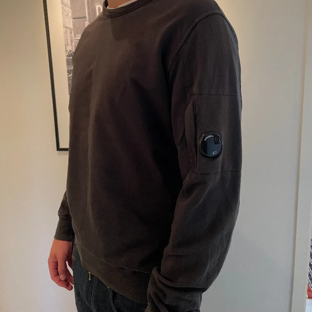 Säljer min C.P company sweatshirt, den är i storlek L och kvaliten är 8/10. Den har inga slitage, hål eller andra märken. . Hoodies.