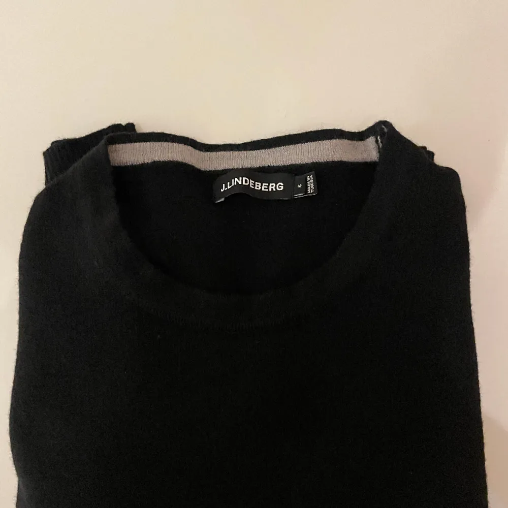 Jag säljer en stickad tröja frånJ.Lindberg  på grund av att den är för tajt. Detta är en storlek S men passar som en XS. Kvalite 10/10 Nypris:1300kr. Stickat.