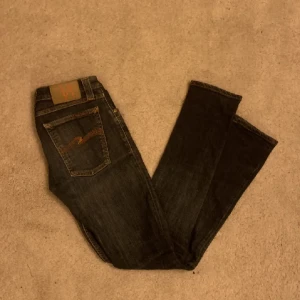 Schyssta Nudiejeans 27/32 - Säljer ett par väl bevarade Nudie Jeans || Modell: Tight Long Jhon || Skick: 8/10 || Sorlek: W27/L32 ||Passform:  vanliga/tight fit|| Nypris: 1400      Frågor och funderingar? Hör gärna av dig!