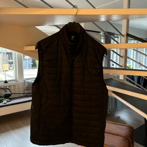 Väst  - Säljer denna svarta väst i storlek M från HM. Bra skick. 