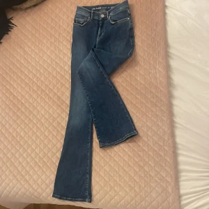 LOW FLARE 580 JEANS  - Helt nya, säljer pga att jag råka beställa två par. De har inga defekter!  Midja: XS Längd: 33  Nypris: 599 kr Pris: 350 kr  Pris går att diskutera! 