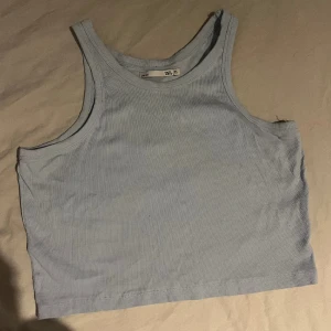 Linne/topp - Ljusblått linne/topp från lager157 i storlek XL. Använd vid test en gång