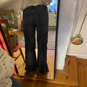 jättefina lågmidjade jeans med knappdetlajer på sidan!