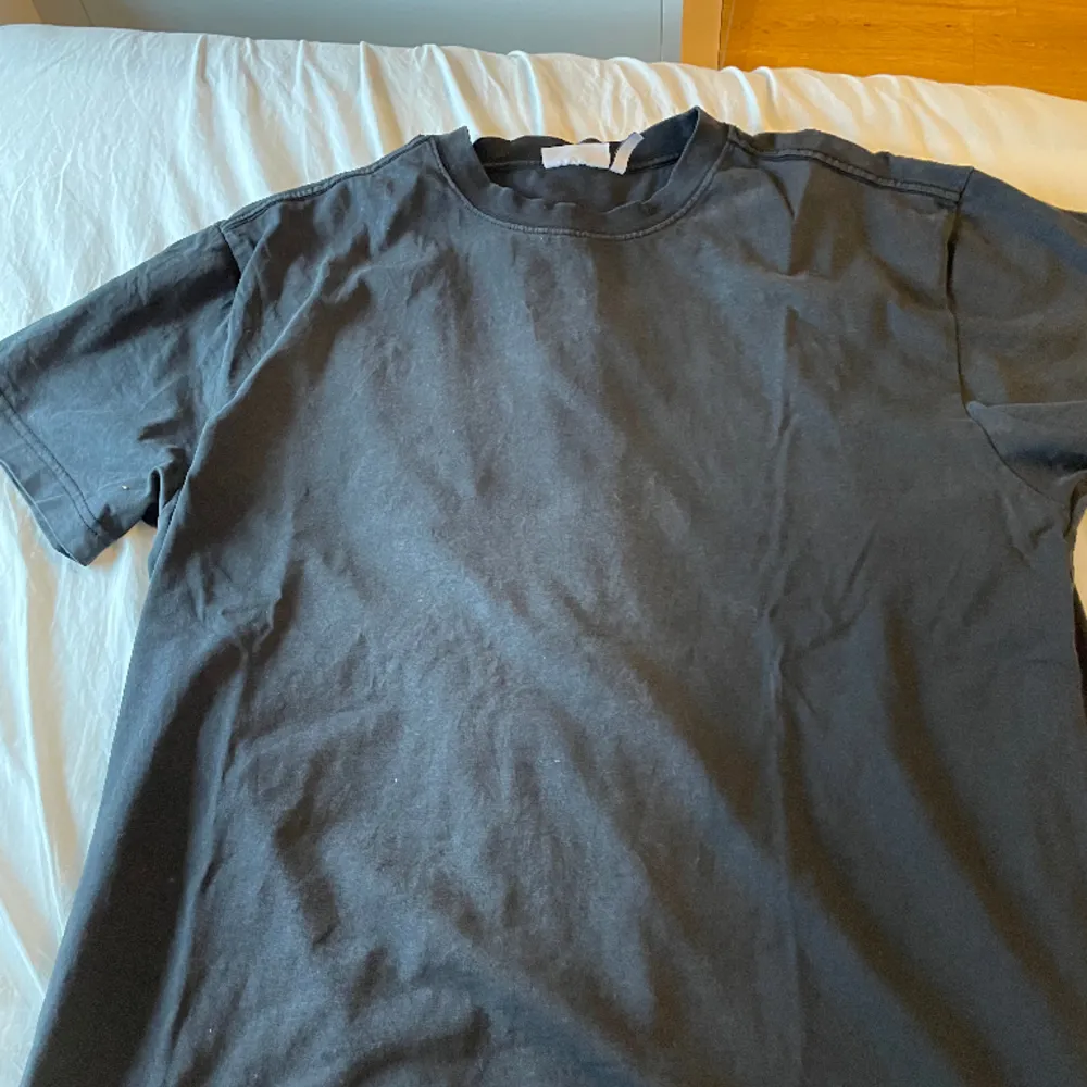 Jättefin svart oversized tröja från weekday! Det är en smiley i bak ( se bild 3) säljer eftersom den inte är min stil längre . T-shirts.