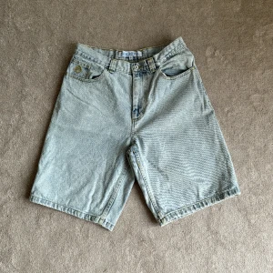 Big boy shorts - I princip oanvända big boy shorts i storlek L. Inget slitage över huvud taget. Färgen är en mycket ljus blå. 