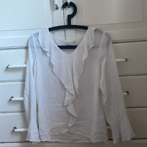Blus - Jättefin vit blus från Cream. Jättefint skick inga fläckar eller liknande. (Pris kan diskuteras 
