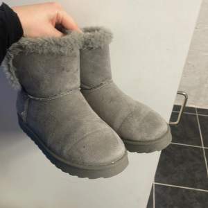 Gråa uggs riktigt fina