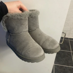 Skor - Gråa uggs riktigt fina