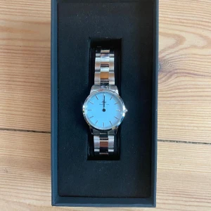 Daniel Wellington Iconic Link Capri - light blue 28MM *as new* - Only used once, NP: 2299 SEK   Material: stainless steel Size: 28 MM dial Incl extra link & owner’s guide  https://eu.danielwellington.com/sv-se/products/iconic-link-capri-blue-silver?variant=44486286508339
