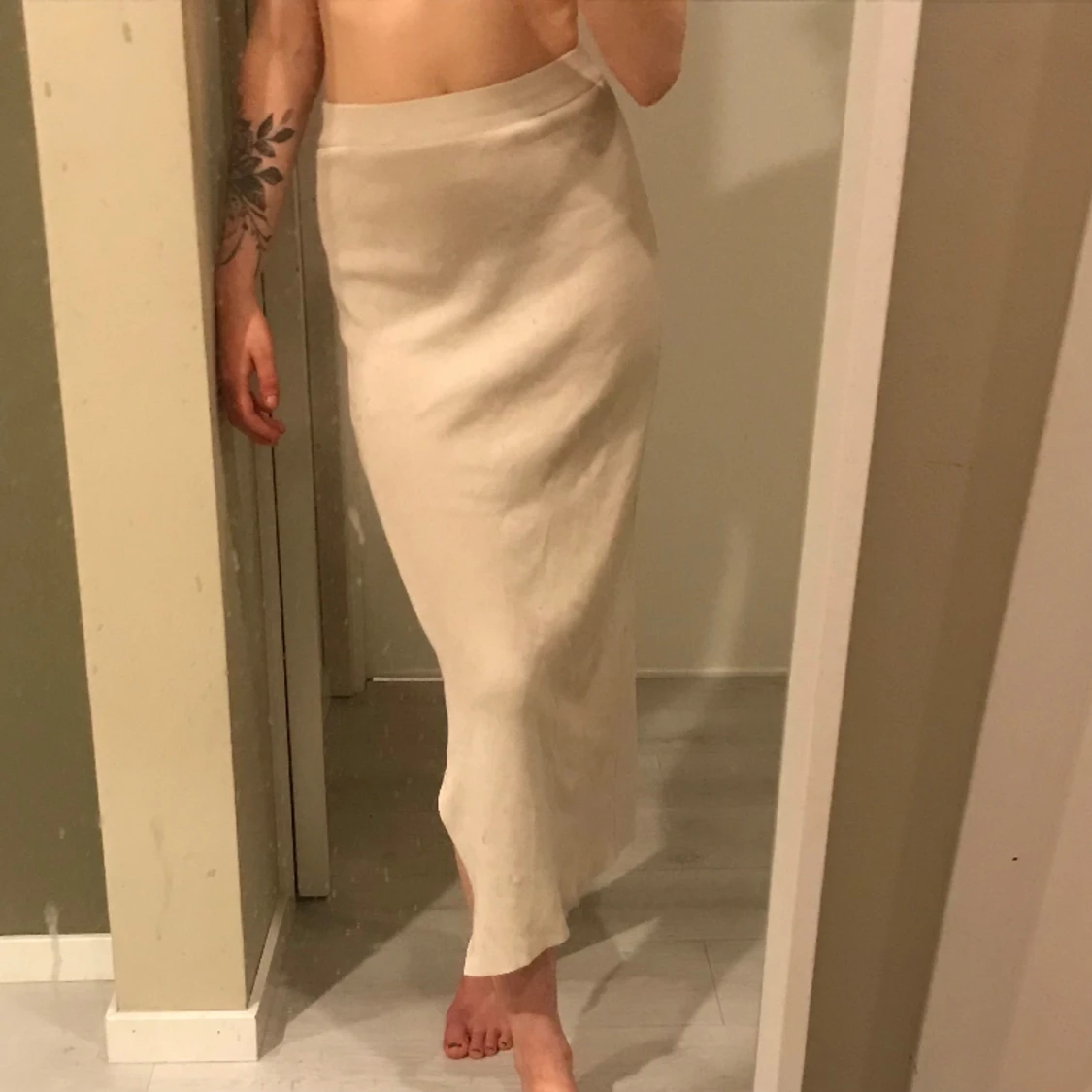 Ribbad kjol med slits 