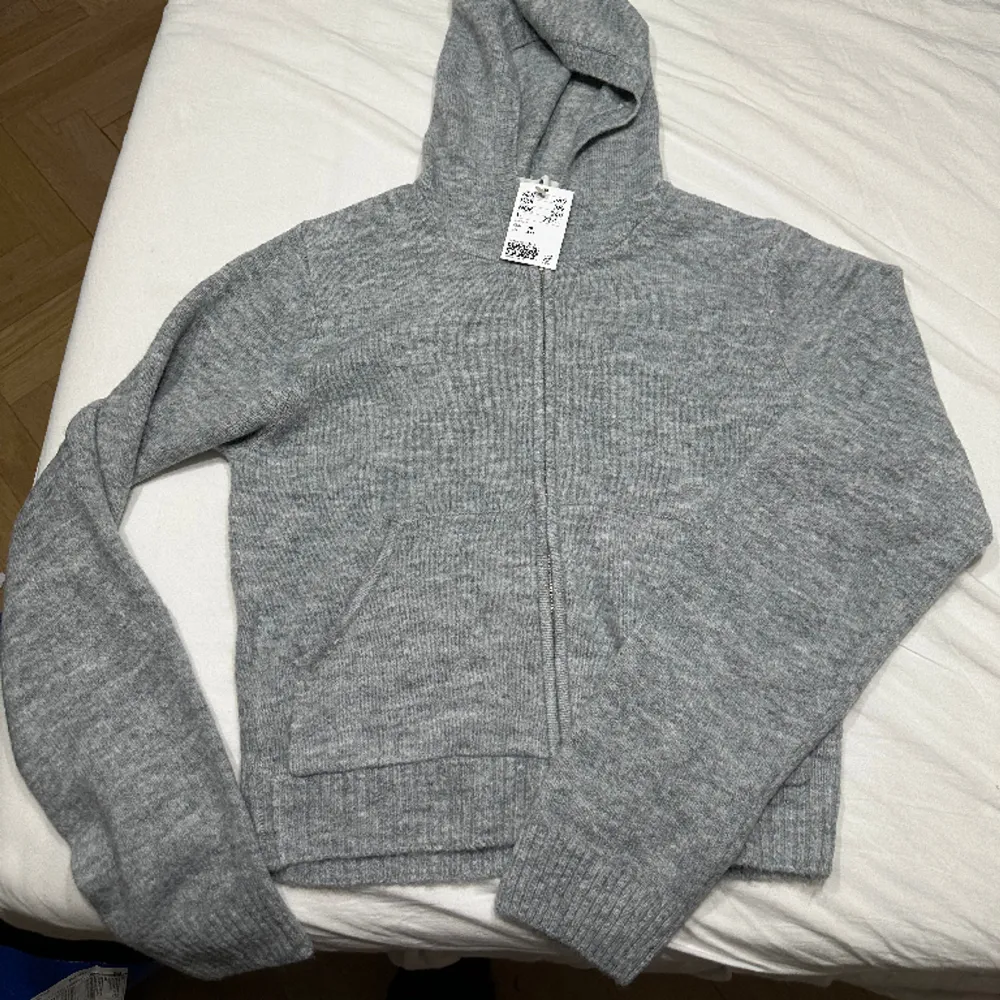 Säljer denna grå stickade zip hoodie från Hm barn i st 170 så passar S-M💓 Aldrig använd med lappar kvar. Neuleet.