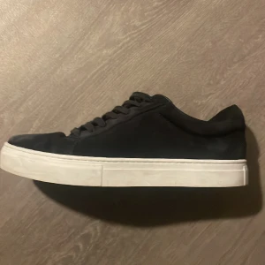 Vagabond skor i storlek 43 - Super fräscha vagabond skor i marinblå färg. Haft ett halvår och är svagt använda. Skixk 9/10. Nypris 1299 och säljer flr 499 