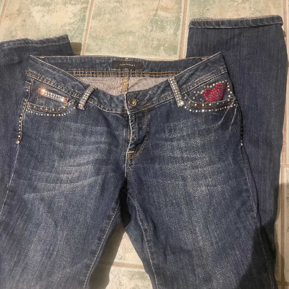 Säljer ett par snygga y2k jeans med massa rhinestones💋 dem är straight och lite utsvängda, midjemått: 34 cm innerbenslängd: 77cm 💋 skriv för fler bilder . Jeans & Byxor.