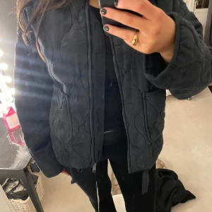 ZARA JACKA - säljer denna fina jacka från zara som längre inte kommer till användning ( lånade bilder )  Nypris runt 899 säljer för hälften