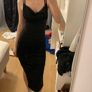 Svart klänning - Säljer denna fina klänning billigt då den inte används. Inte använd så många gånger och är i fint skick. 