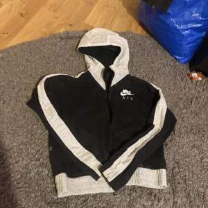 Snygg Nike zip up hoodie med reflex i super bra skick, hör av er för mih info/foton!❤️