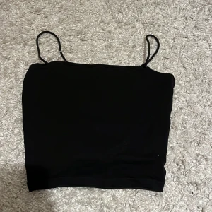 Crop top Gina tricot  - Super fin crop top, andvänd fåtal gånger bara. Hör gärna av er vid fler bilder 