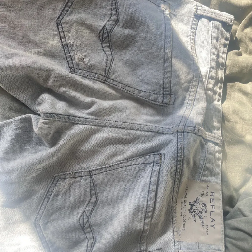Jättesnygga ljusblå jeans köpta här på plick. Säljer då de tyvärr var förstora. Bra i längden på mig som är 176, men funkar på längre också💞 (lånade bilder). Jeans & Byxor.