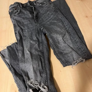 Gråa jeans - Gråa jeans med slits ifrån zara, fint skick då jag aldrig använt dom, för små för mig